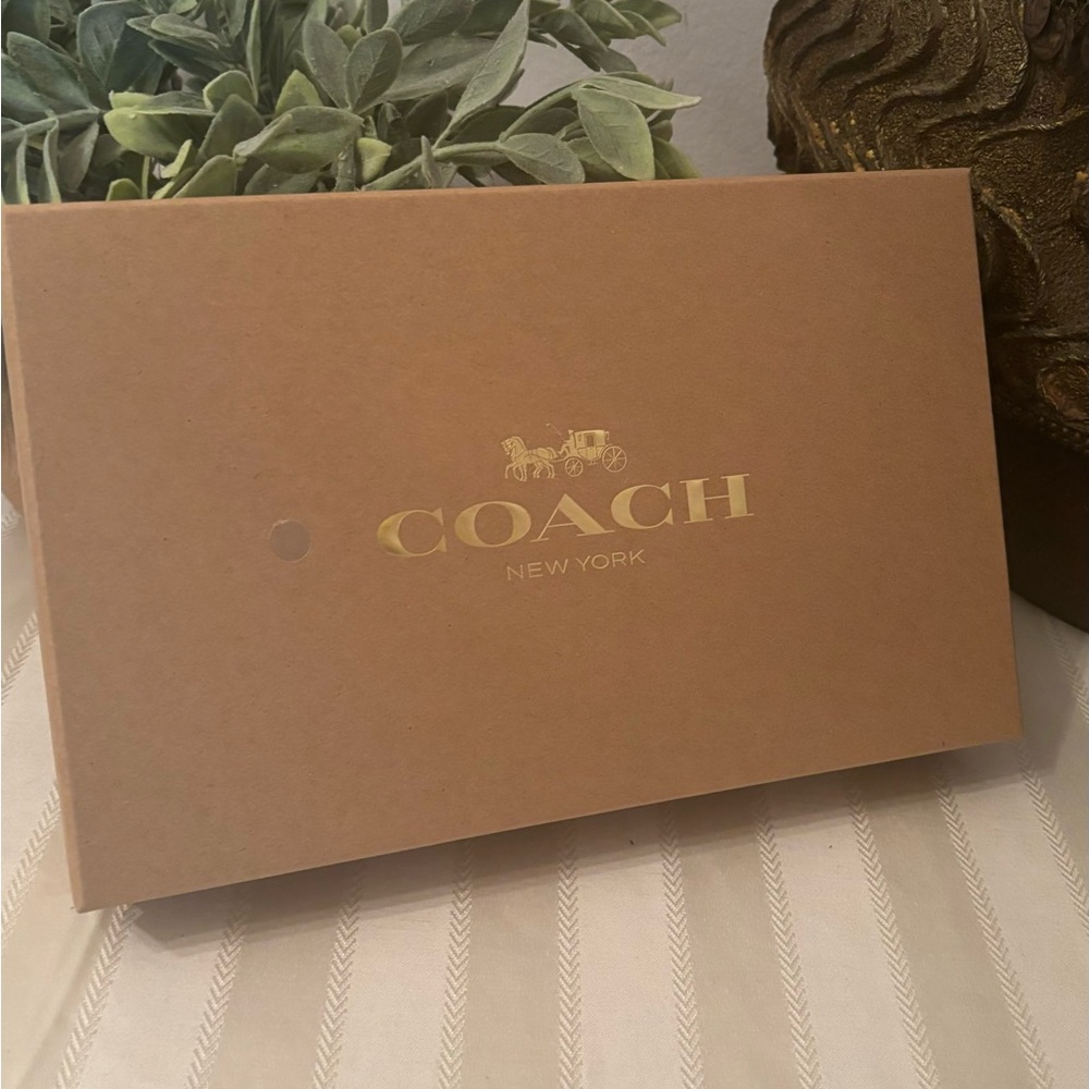Authentic COACH Leather glitter stars wristlet and 2 charms set in box 🎁 - Picture 12 of 12